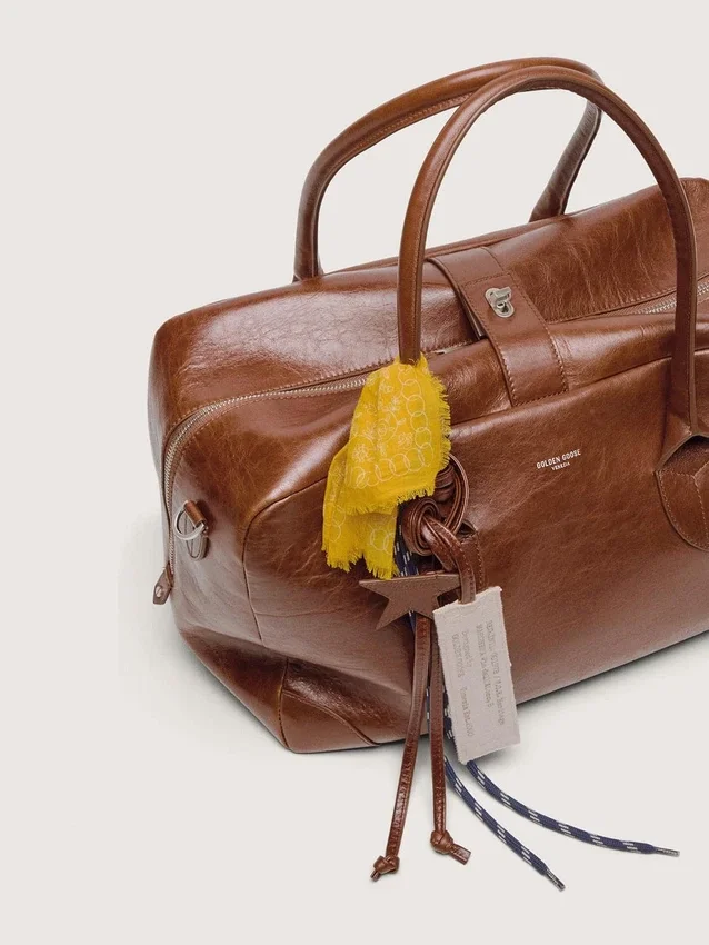 Bolso Vita mediano de piel marrón claro con dijes y detalles plateados