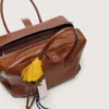 Bolso Vita mediano de piel marrón claro con dijes y detalles plateados