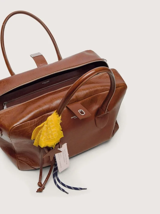Bolso Vita mediano de piel marrón claro con dijes y detalles plateados
