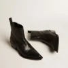 Botas bajas Debbie en piel negra con estampado de serpiente