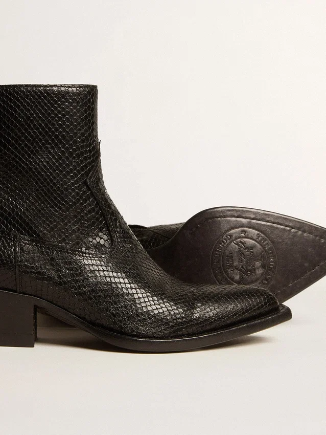 Botas bajas Debbie en piel negra con estampado de serpiente