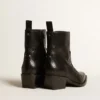 Botas bajas Debbie en piel negra con estampado de serpiente