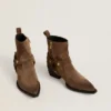 Botas Debbie de caña baja en ante gris paloma con hebilla extraíble