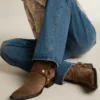 Botas Debbie de caña baja en ante gris paloma con hebilla extraíble