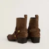 Botas Debbie de caña baja en ante gris paloma con hebilla extraíble