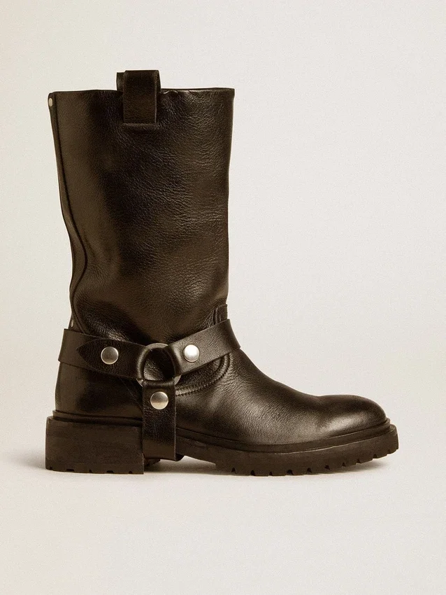 Botas Kurt de piel negra brillante con hebilla y tachuelas de color plateado