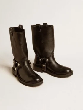 Botas Kurt de piel negra brillante con hebilla y tachuelas de color plateado