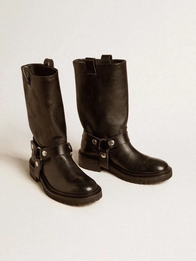 Botas Kurt de piel negra brillante con hebilla y tachuelas de color plateado
