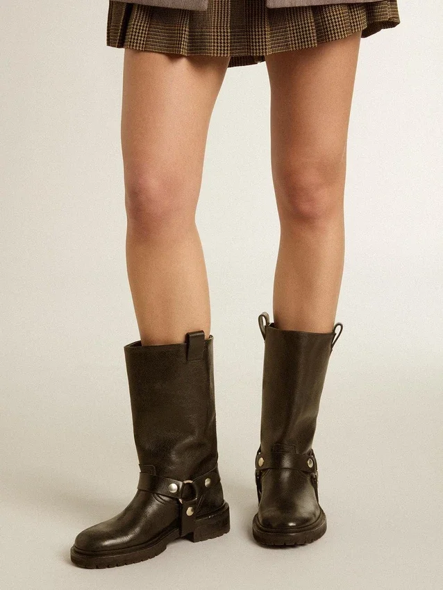 Botas Kurt de piel negra brillante con hebilla y tachuelas de color plateado