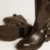 Botas Kurt de piel negra brillante con hebilla y tachuelas de color plateado