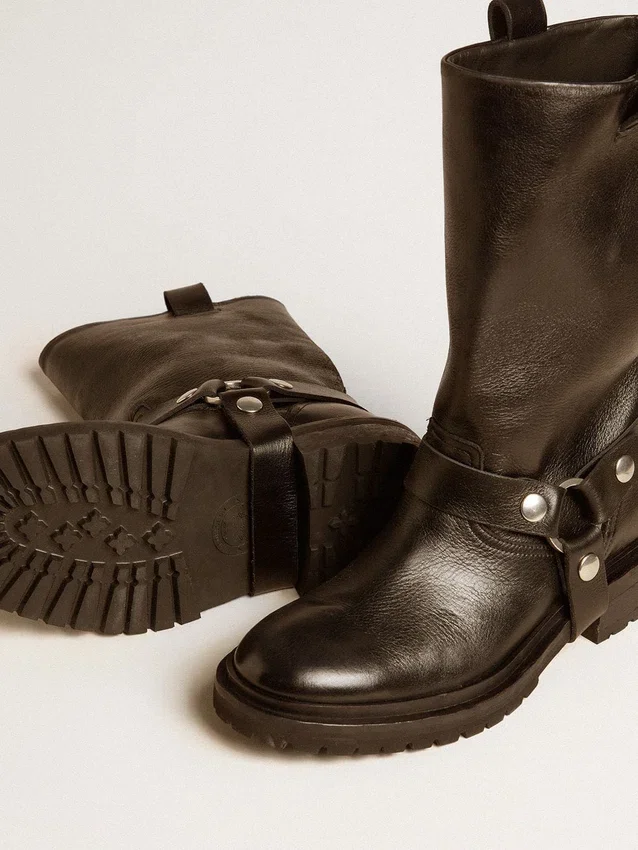 Botas Kurt de piel negra brillante con hebilla y tachuelas de color plateado