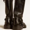 Botas Kurt de piel negra brillante con hebilla y tachuelas de color plateado