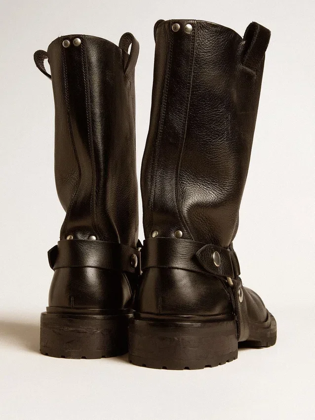 Botas Kurt de piel negra brillante con hebilla y tachuelas de color plateado