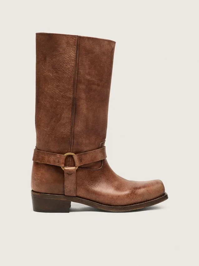 Botas moteras altas de mujer en piel marrón con correa y hebilla en color oro antiguo