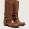 Botas moteras altas de mujer en piel marrón con correa y hebilla en color oro antiguo