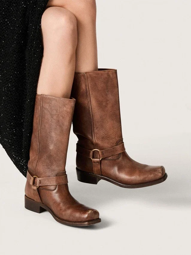 Botas moteras altas de mujer en piel marrón con correa y hebilla en color oro antiguo