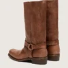 Botas moteras altas de mujer en piel marrón con correa y hebilla en color oro antiguo