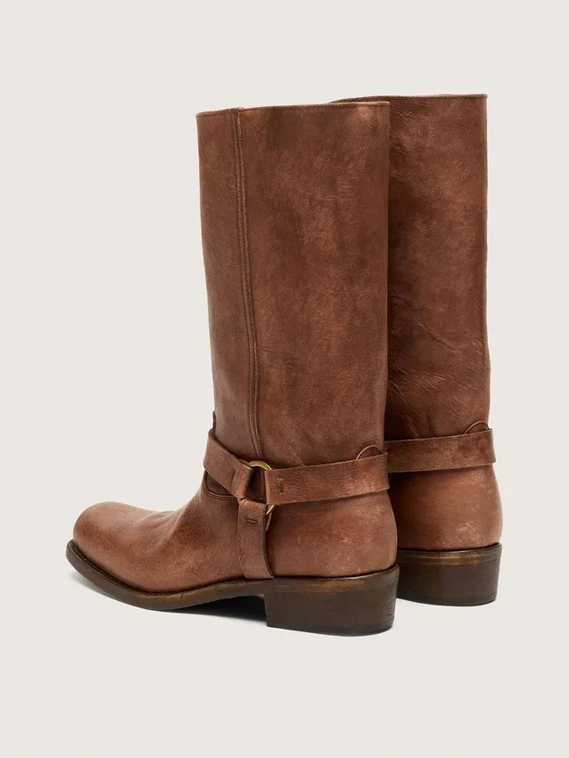 Botas moteras altas de mujer en piel marrón con correa y hebilla en color oro antiguo