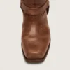 Botas moteras altas de mujer en piel marrón con correa y hebilla en color oro antiguo