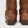 Botas moteras altas de mujer en piel marrón con correa y hebilla en color oro antiguo
