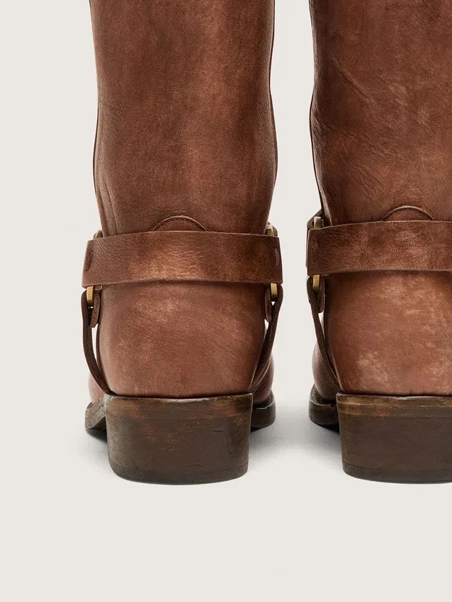 Botas moteras altas de mujer en piel marrón con correa y hebilla en color oro antiguo