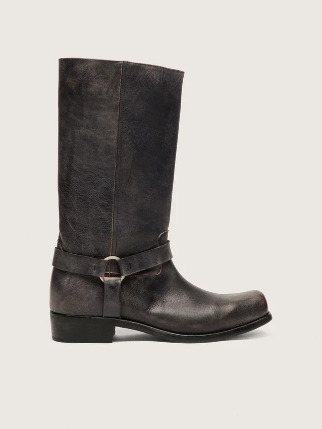 Botas moteras altas de mujer en piel negra con correa y hebilla plateada