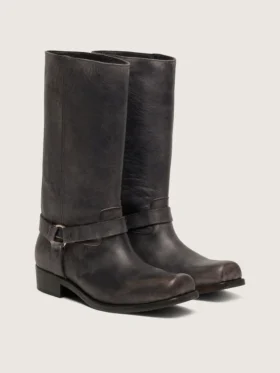 Botas moteras altas de mujer en piel negra con correa y hebilla plateada