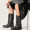 Botas moteras altas de mujer en piel negra con correa y hebilla plateada