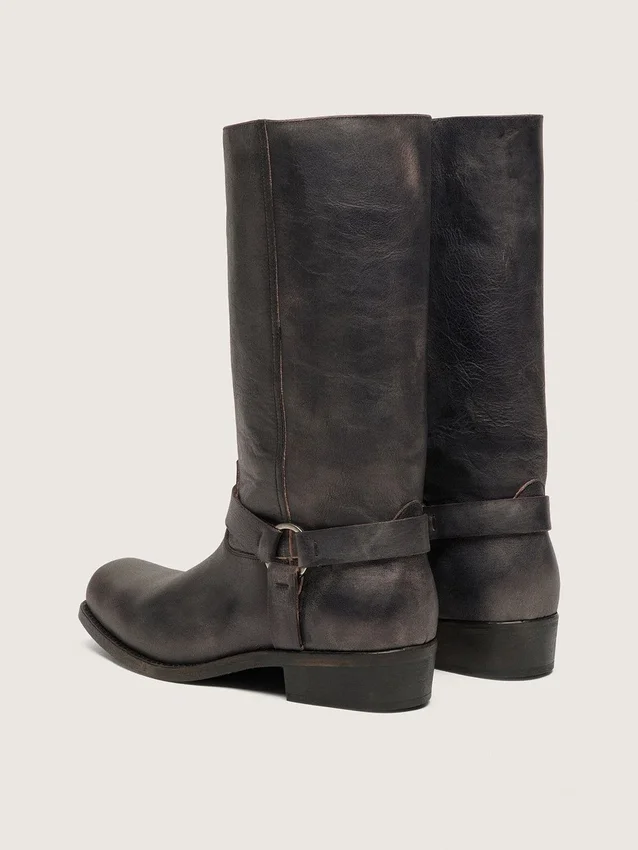 Botas moteras altas de mujer en piel negra con correa y hebilla plateada