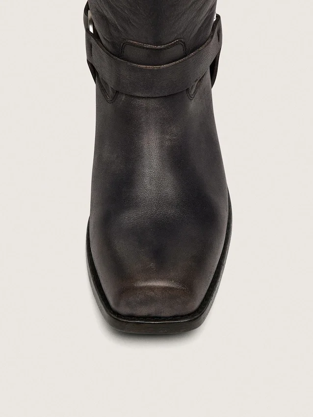 Botas moteras altas de mujer en piel negra con correa y hebilla plateada