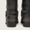 Botas moteras altas de mujer en piel negra con correa y hebilla plateada