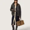 Botas moteras altas de mujer en piel negra con correa y hebilla plateada