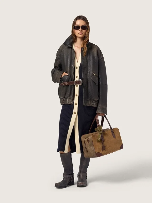 Botas moteras altas de mujer en piel negra con correa y hebilla plateada