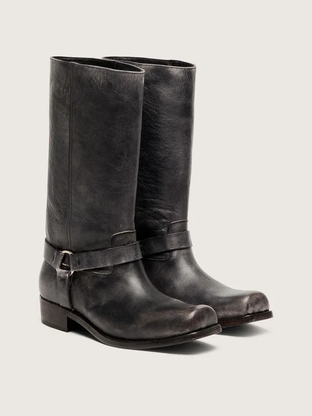 Botas moteras altas para hombre de piel negra con correa y hebilla plateada