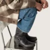 Botas moteras altas para hombre de piel negra con correa y hebilla plateada