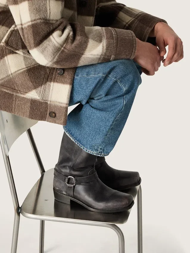 Botas moteras altas para hombre de piel negra con correa y hebilla plateada