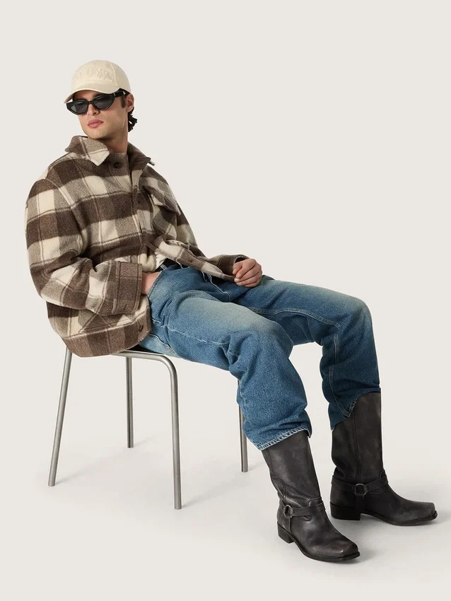 Botas moteras altas para hombre de piel negra con correa y hebilla plateada