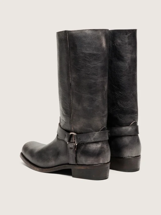 Botas moteras altas para hombre de piel negra con correa y hebilla plateada