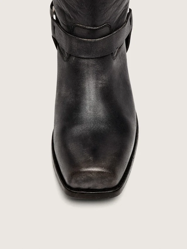 Botas moteras altas para hombre de piel negra con correa y hebilla plateada