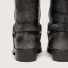 Botas moteras altas para hombre de piel negra con correa y hebilla plateada