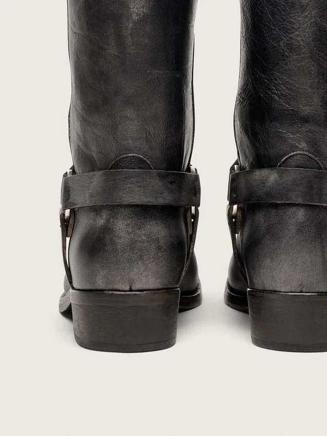 Botas moteras altas para hombre de piel negra con correa y hebilla plateada