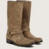 Botas moteras altas para hombre en ante encerado beige oscuro con correa y hebilla plateada