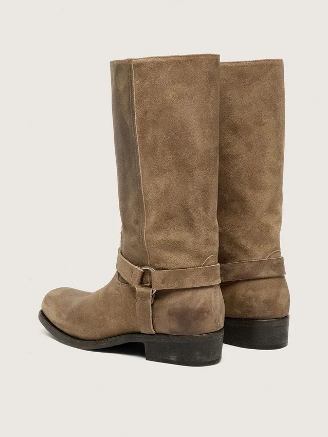 Botas moteras altas para hombre en ante encerado beige oscuro con correa y hebilla plateada