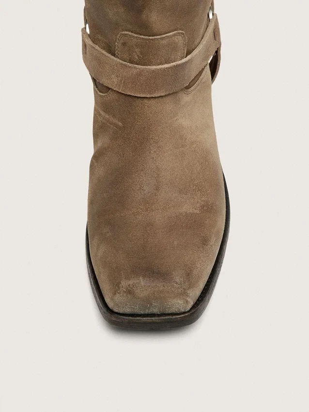 Botas moteras altas para hombre en ante encerado beige oscuro con correa y hebilla plateada