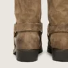 Botas moteras altas para hombre en ante encerado beige oscuro con correa y hebilla plateada