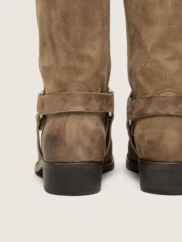 Botas moteras altas para hombre en ante encerado beige oscuro con correa y hebilla plateada