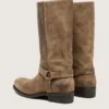 Botas moteras altas para mujer en ante encerado beige oscuro con correa y hebilla plateada