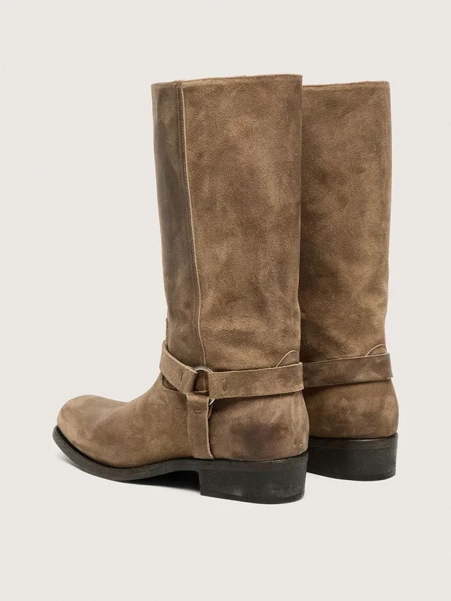 Botas moteras altas para mujer en ante encerado beige oscuro con correa y hebilla plateada