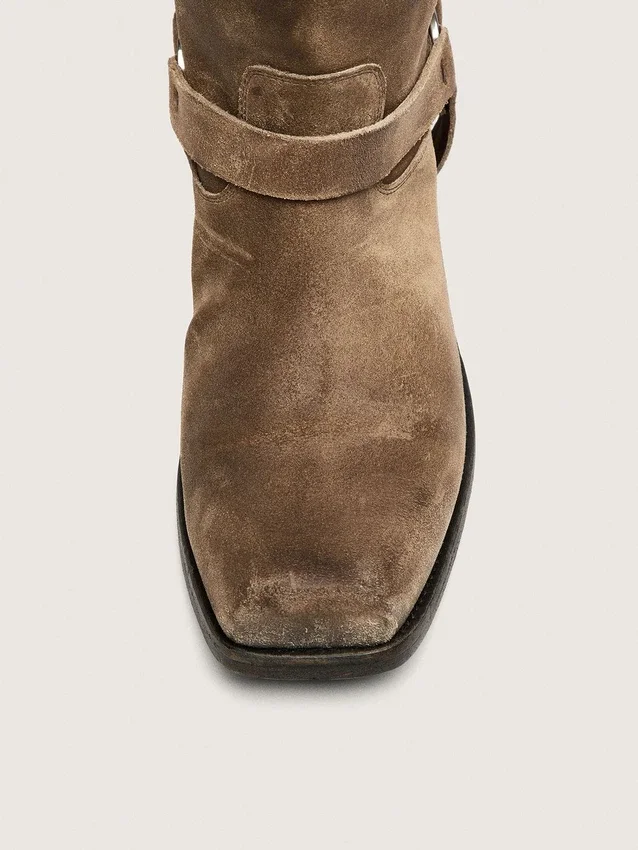 Botas moteras altas para mujer en ante encerado beige oscuro con correa y hebilla plateada