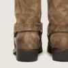 Botas moteras altas para mujer en ante encerado beige oscuro con correa y hebilla plateada